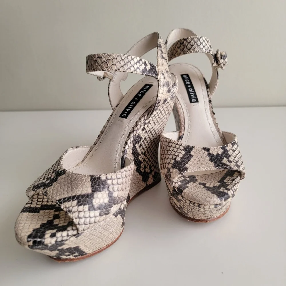 Alice + Olivia Wedge Snakeskin Print Sandals Womens Platform Heel Size 37 or 6.5